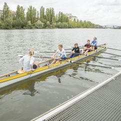 Jungenvierer beim Ablegen vom Steg