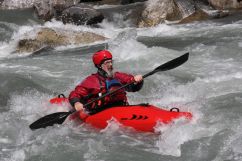 Christian beim Wildwasser Paddeln