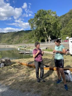 2 Paddlerinnen nach dem Ausflug