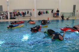 Übungen beim Workshop im Wasser