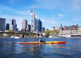 Ein Surfski vor der Skyline von Frankfurt am Main